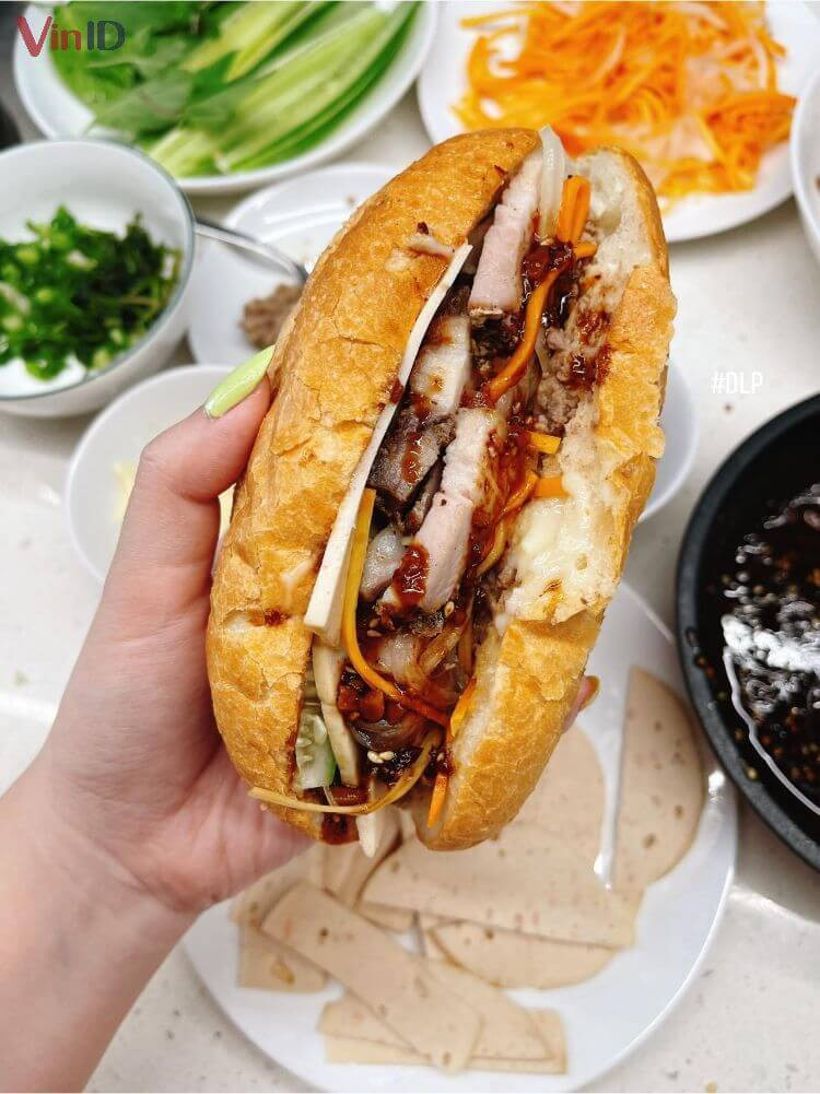 Bánh mì heo quay giòn rụm, béo ngậy cùng nước sốt chấm bánh mì đặc biệt, ăn kèm dưa chua