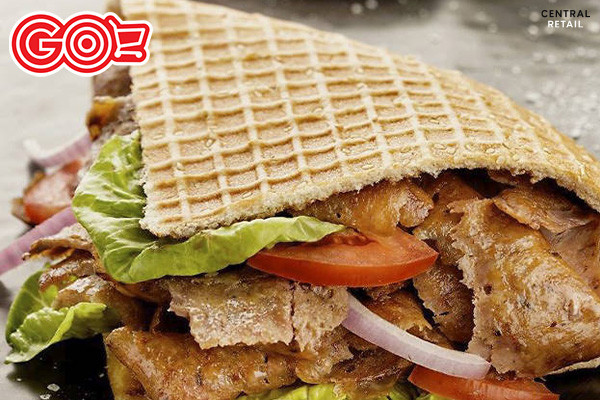 Bánh mì hình tam giác đầy đặn với nhân thịt và rau