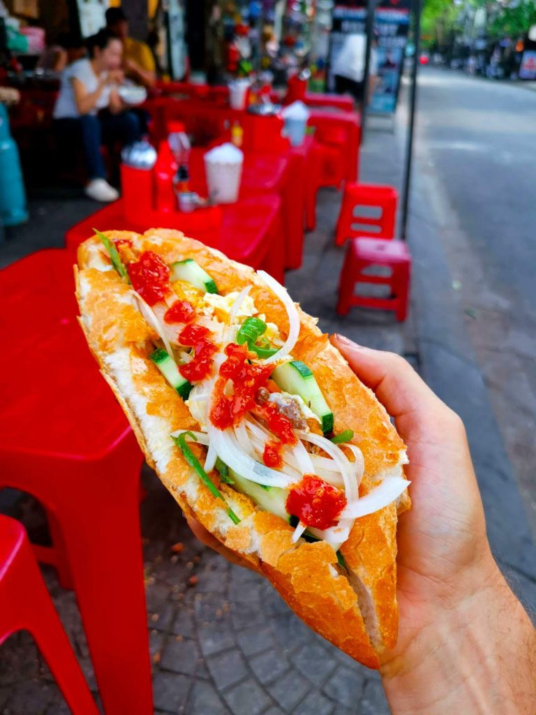 Bánh mì Hội An được phục vụ kèm đĩa ốp la tươi ngon tại Op La Đồng, mang đến bữa sáng truyền thống hấp dẫn.