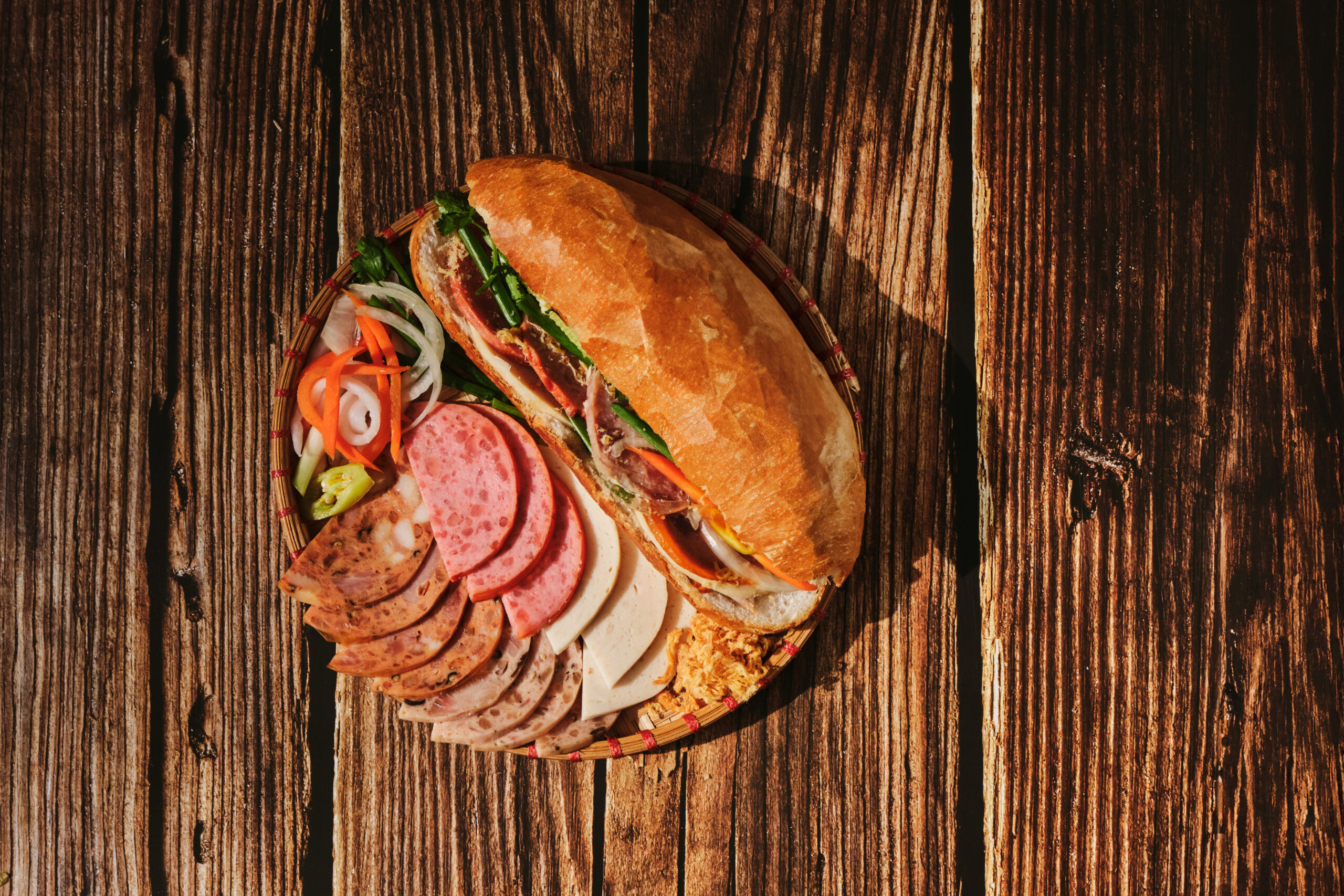 Bánh mì Huỳnh Hoa với nhân topping đầy ắp, biểu tượng ẩm thực Sài Gòn