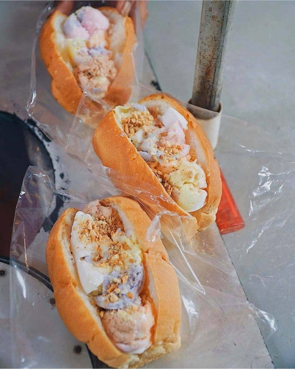 Bánh mì kẹp kem truyền thống với vỏ bánh mềm và nhân kem mát lạnh