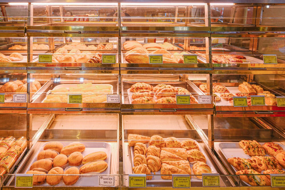 Bánh mì Ngọc Nga thơm ngọt, lớp vỏ giòn tan, là sự kết hợp tuyệt vời của mọi giác quan.