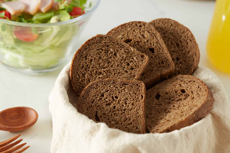 Bánh mì nguyên cám giúp kiểm soát cân nặng