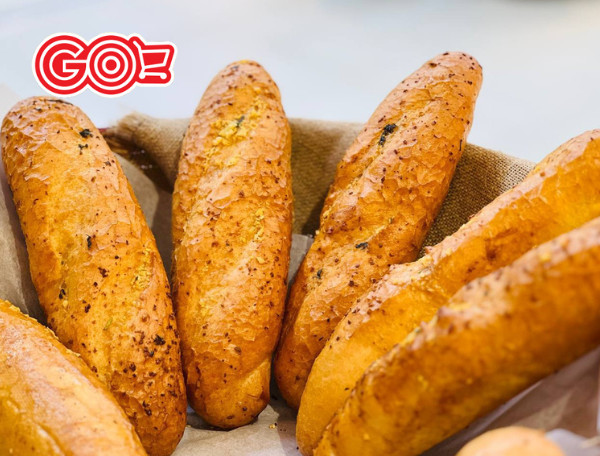 Bánh mì nguyên cám tươi mới nướng với lớp vỏ giòn