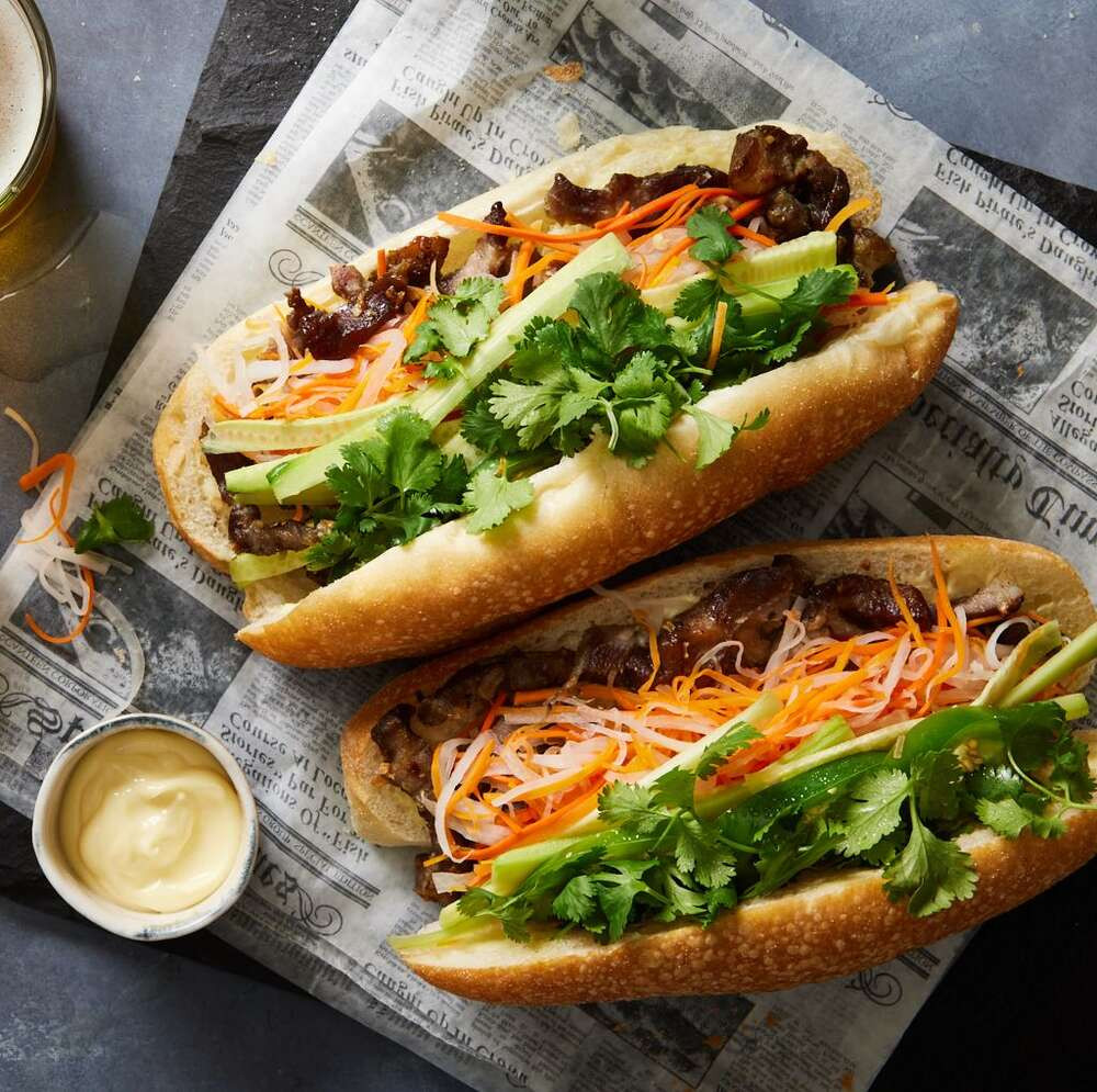 Bánh mì nóng hổi thơm ngon tại một quán bánh mì gần đây, với hương thơm quyến rũ và vị ngon khó cưỡng.