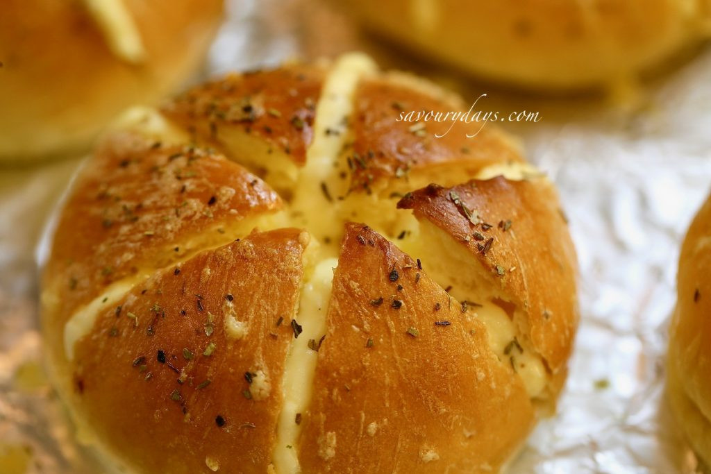 Bánh mì nướng bơ tỏi phô mai Hàn Quốc thơm ngon đã hoàn thành, sẵn sàng thưởng thức