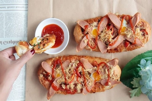 Bánh mì nướng muối ớt đang được nướng vàng giòn trong lò