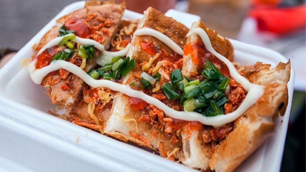 Bánh mì nướng muối ớt Sài Gòn hấp dẫn với vỏ bánh giòn và nhiều topping