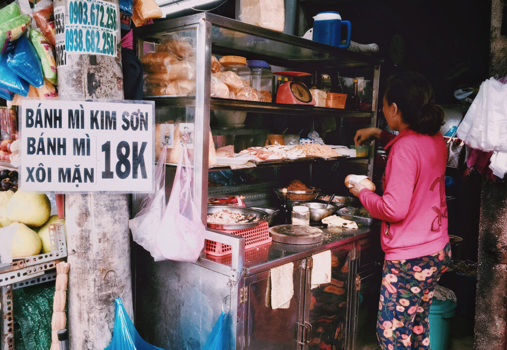 Bánh mì Ông Phú Đạt với nhân thịt heo quay lu hấp dẫn