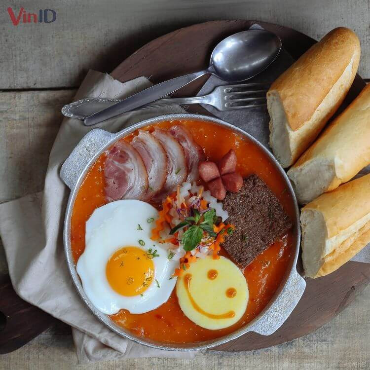 Bánh mì ốp la vàng ươm, hấp dẫn cùng nước sốt cà chua sóng sánh, chuẩn vị