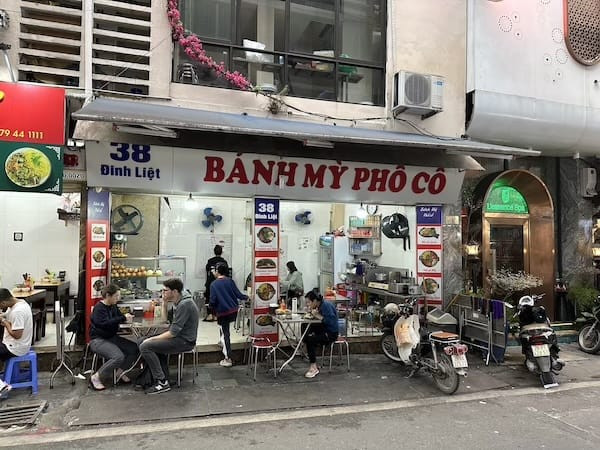 Bánh mì Phố Cổ đơn giản nhưng hấp dẫn, thu hút thực khách tìm kiếm hương vị truyền thống Hà Nội.