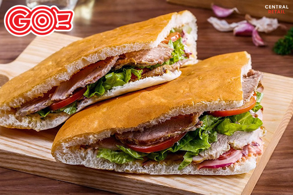 Bánh mì tam giác nhân thịt heo nướng với rau sống tươi mát