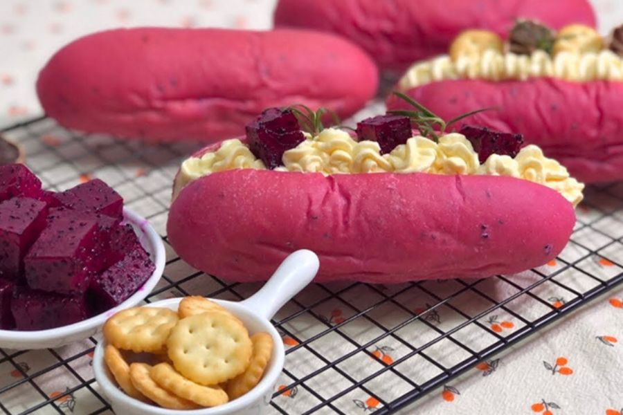 Bánh mì thanh long, công thức bánh từ bột mì và trứng sáng tạo