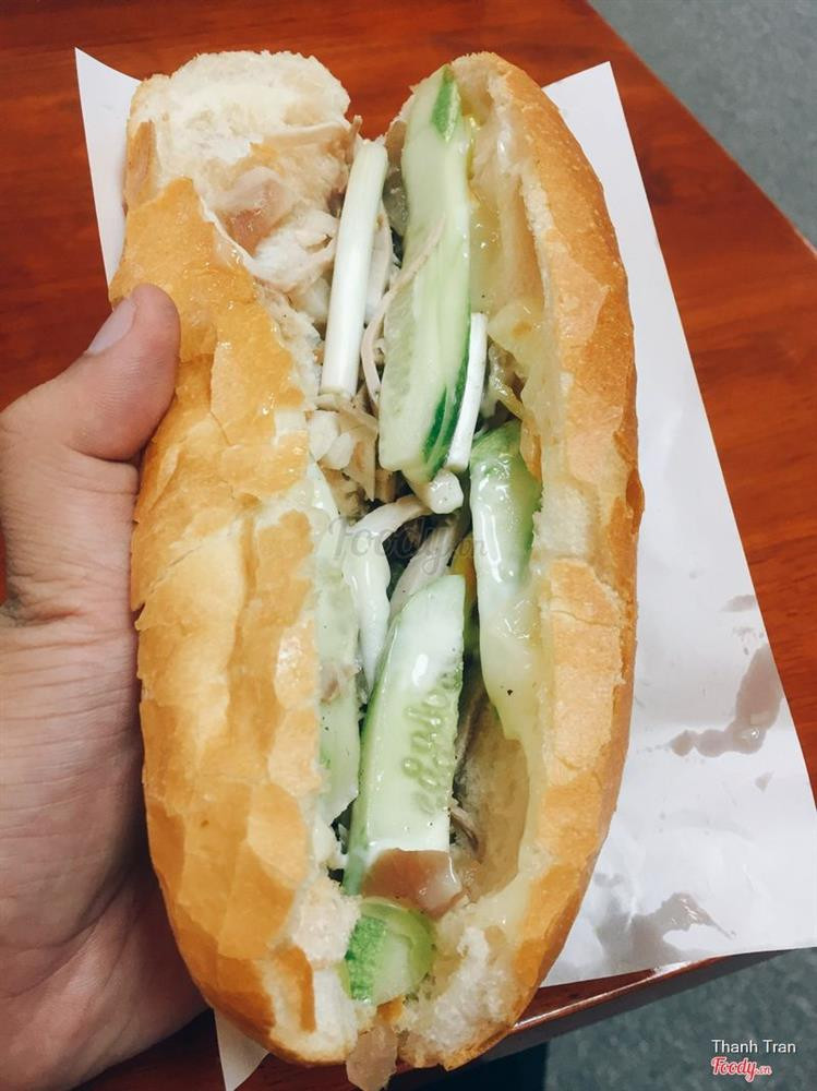 Bánh mì thịt luộc 3 Cô nổi tiếng tại cổng nhà văn hóa thiếu nhi