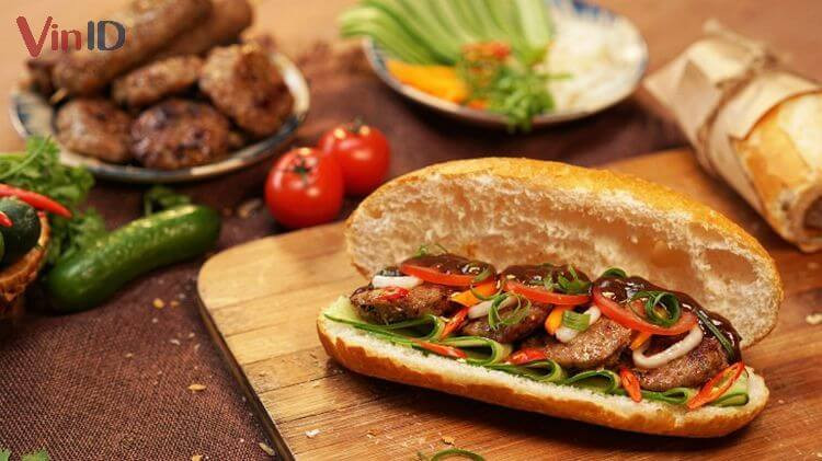 Bánh mì thịt nướng đầy ắp, chan nước sốt chua ngọt, hấp dẫn với rau thơm tươi xanh