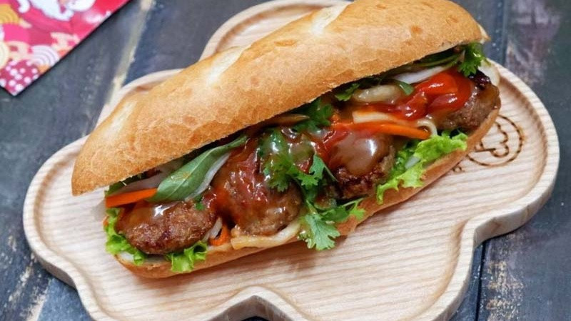 Bánh mì thịt nướng truyền thống Việt Nam với đầy đủ topping, minh họa cho hương vị đặc trưng của món ăn đường phố phổ biến