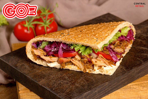 Bánh mì Thổ Nhĩ Kỳ hình tam giác với nhân thịt bò xào mềm mại và nước sốt đặc trưng