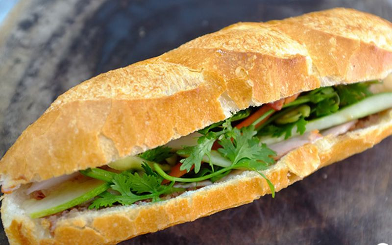 Bánh mì Thuận Tiến nóng hổi mới ra lò với vỏ giòn và ruột mềm thơm
