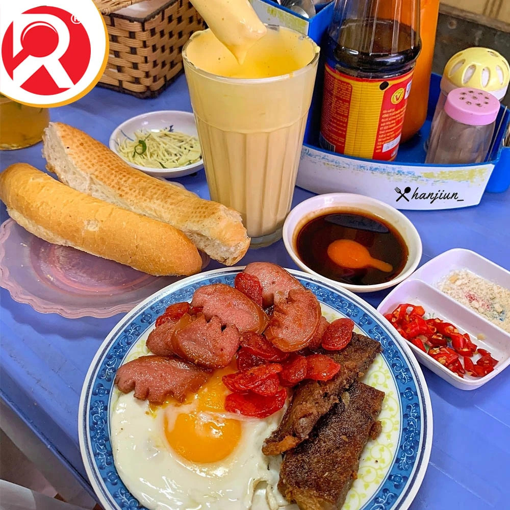 Bánh mì trứng đánh kem Hải Phòng với vỏ giòn rụm bên cạnh cốc kem trứng vàng mịn