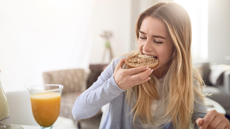 Bánh mì tươi đa dạng loại, tượng trưng cho câu hỏi ăn bánh mì không có béo không