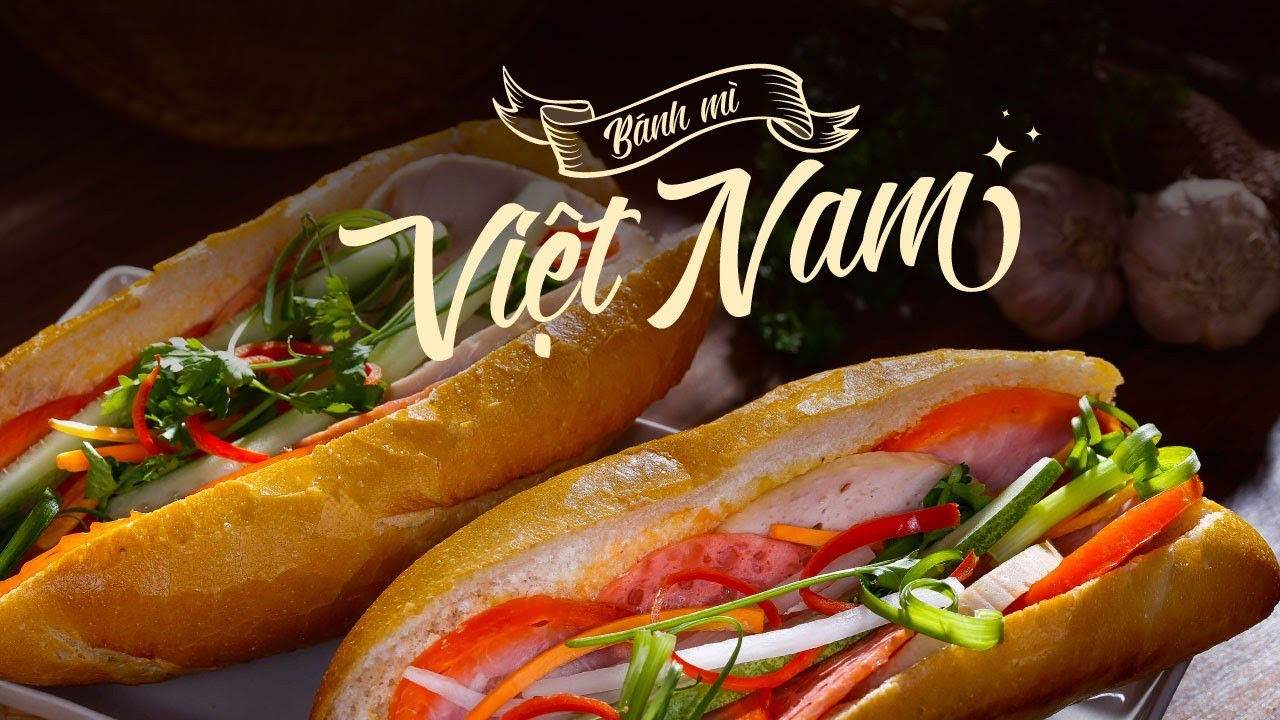 Bánh mì Việt Nam kẹp nhân phong phú, minh họa sự sáng tạo độc đáo từ nguồn gốc của bánh mì baguette Pháp