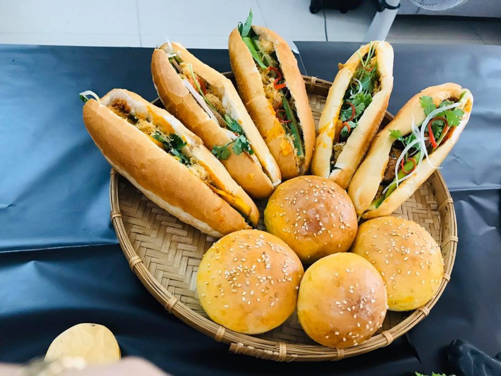 Bánh mì Việt Nam nhân thập cẩm đầy đặn