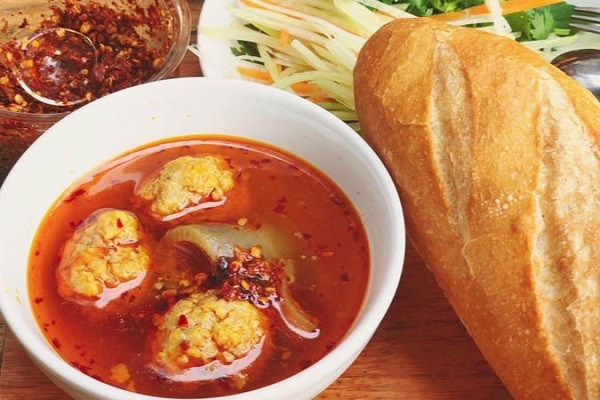 Bánh mì xíu mại nóng hổi, món ăn sáng hấp dẫn