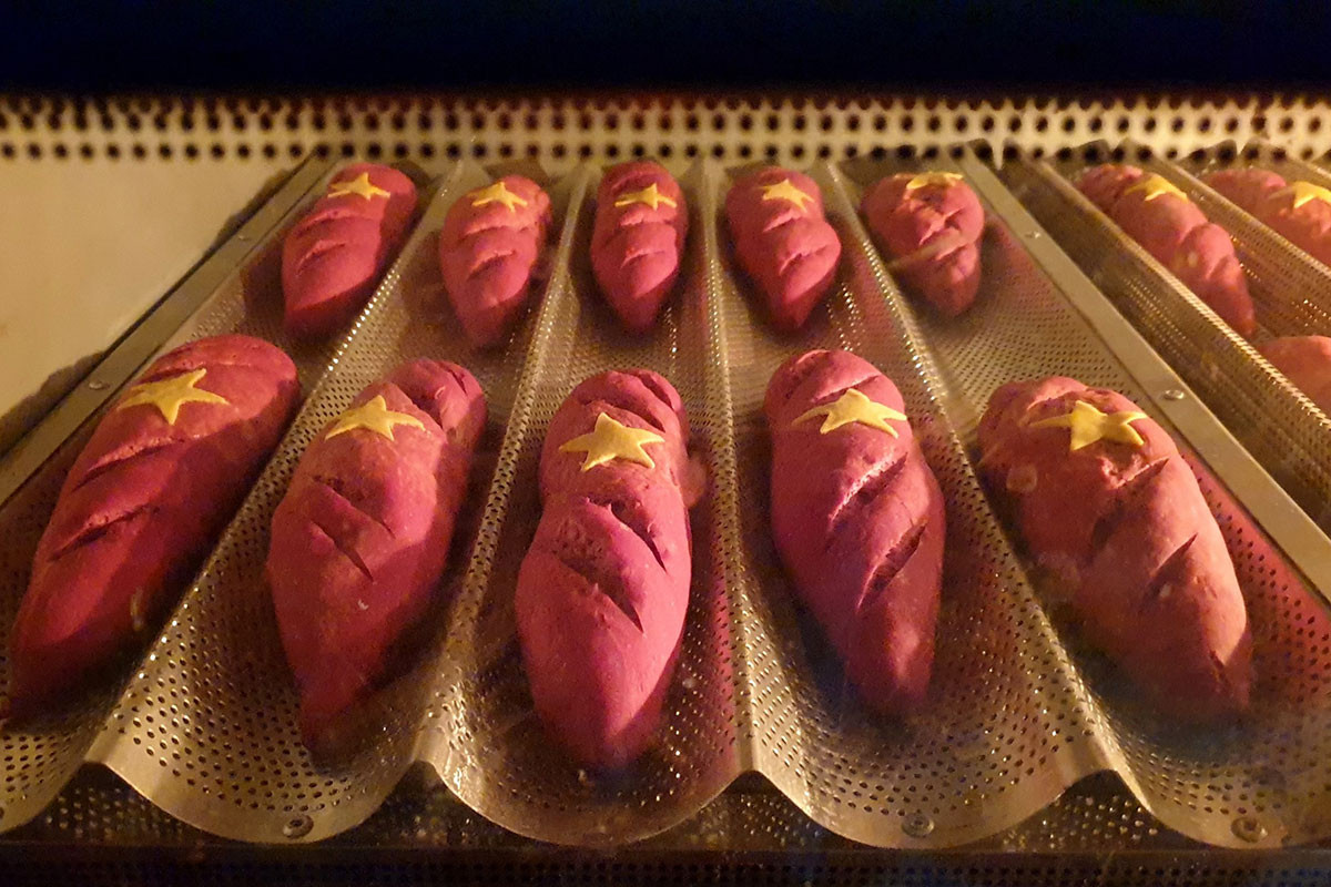 Bánh mì yêu nước với sắc đỏ sao vàng