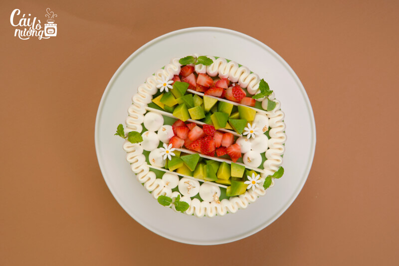 Bánh mousse bơ với sắc vàng dịu nhẹ, trang trí đẹp mắt.