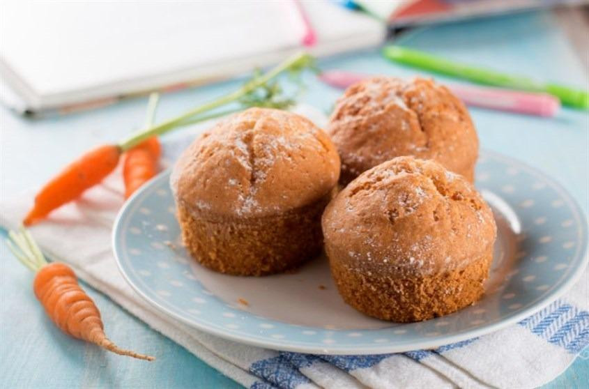 Bánh muffin cà rốt chà là tự làm từ bột mì cho bé