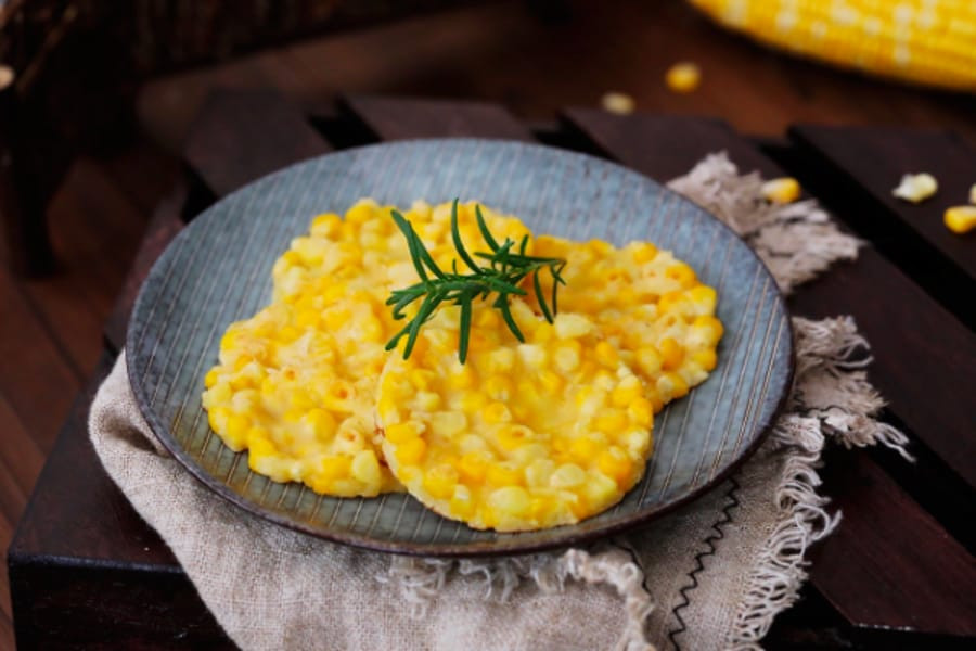 Bánh ngô chiên giòn rụm vàng ươm, thơm lừng, được làm từ bột năng