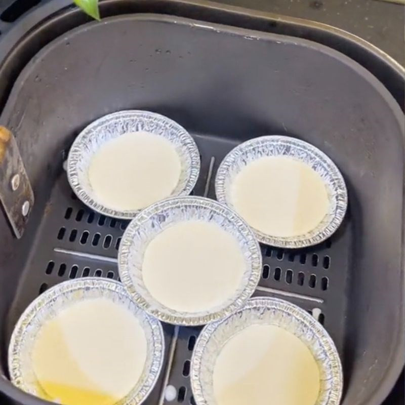 Bánh phô mai dẻo đang được nướng trong nồi chiên không dầu