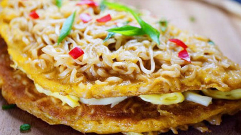 Bánh pizza làm từ mì tôm đơn giản, sáng tạo