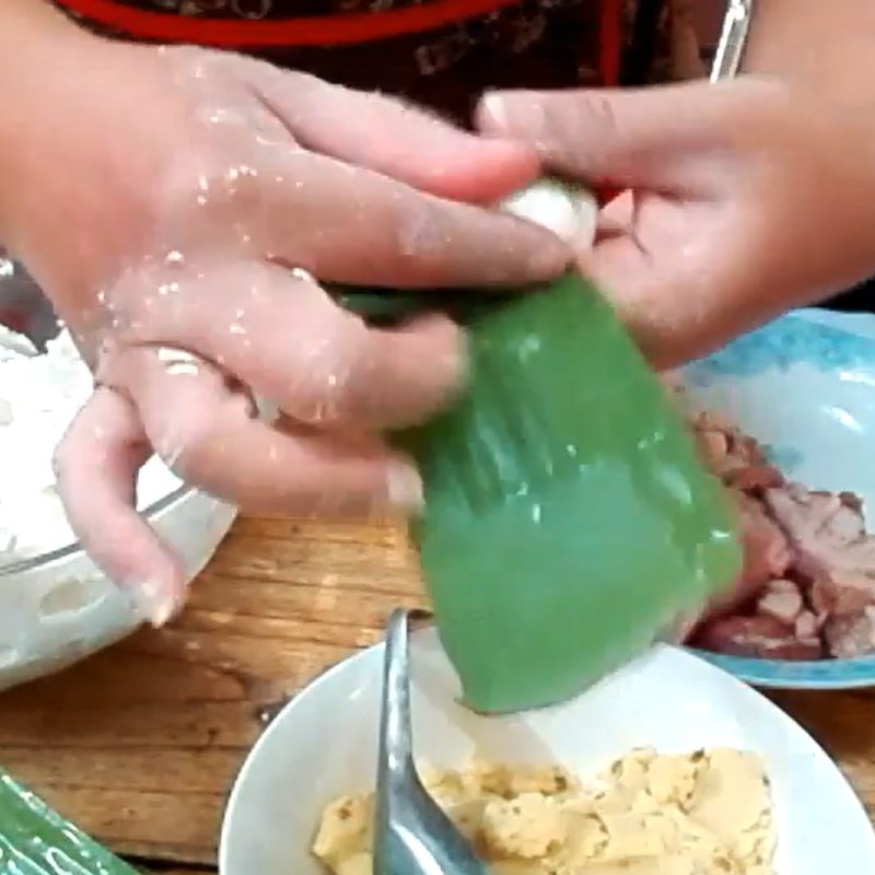 Bánh sắn tươi hấp đã được gói trong lá chuối, sẵn sàng cho công đoạn hấp