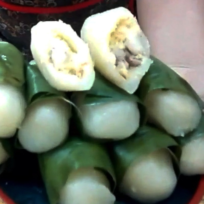 Bánh sắn tươi hấp đã hoàn thành, thơm lừng và hấp dẫn, sẵn sàng thưởng thức