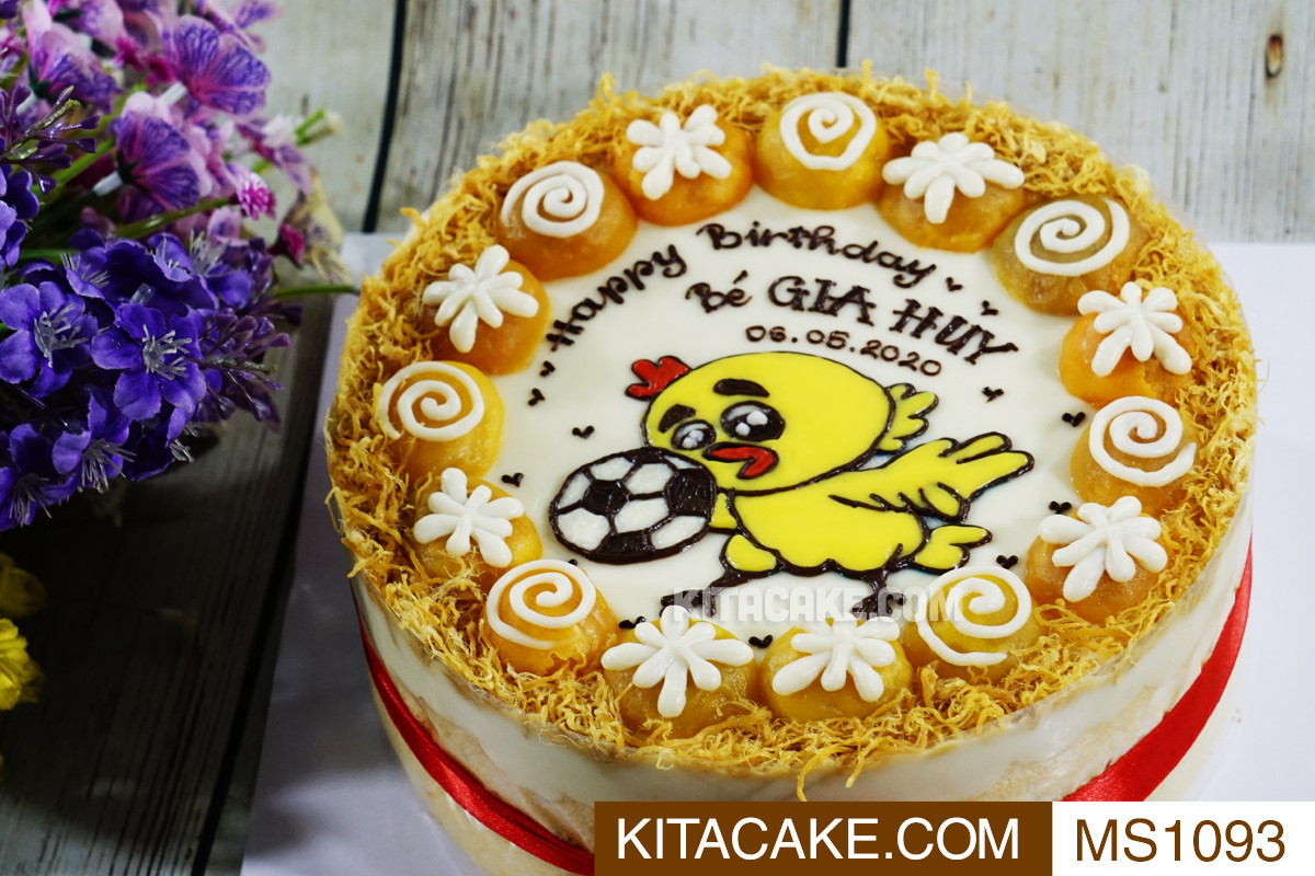 Bánh sinh nhật bông lan trứng muối hình chú gà và chữ Happy birthday bé Gia Huy