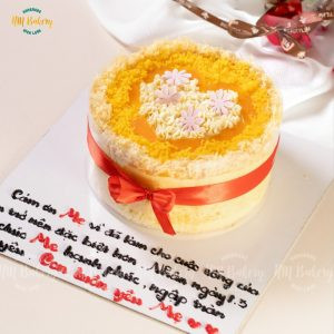 Bánh sinh nhật bông lan trứng muối trang trí trái tim và nơ đỏ