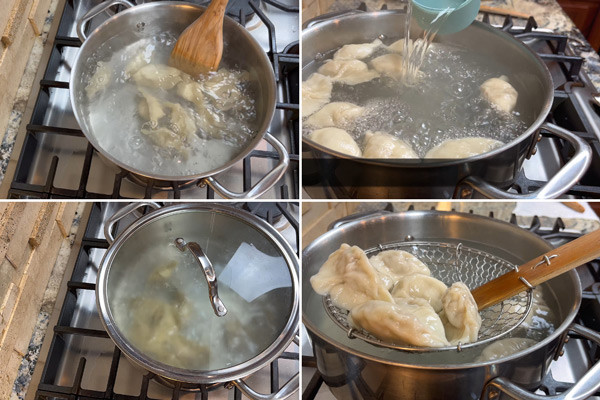 Bánh sủi cảo đang được luộc chín trong nồi nước sôi