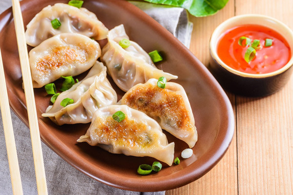 Bánh sủi cảo truyền thống với nhân thịt và tôm