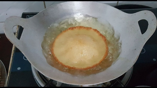 Bánh tai yến đang chiên vàng đều trong chảo