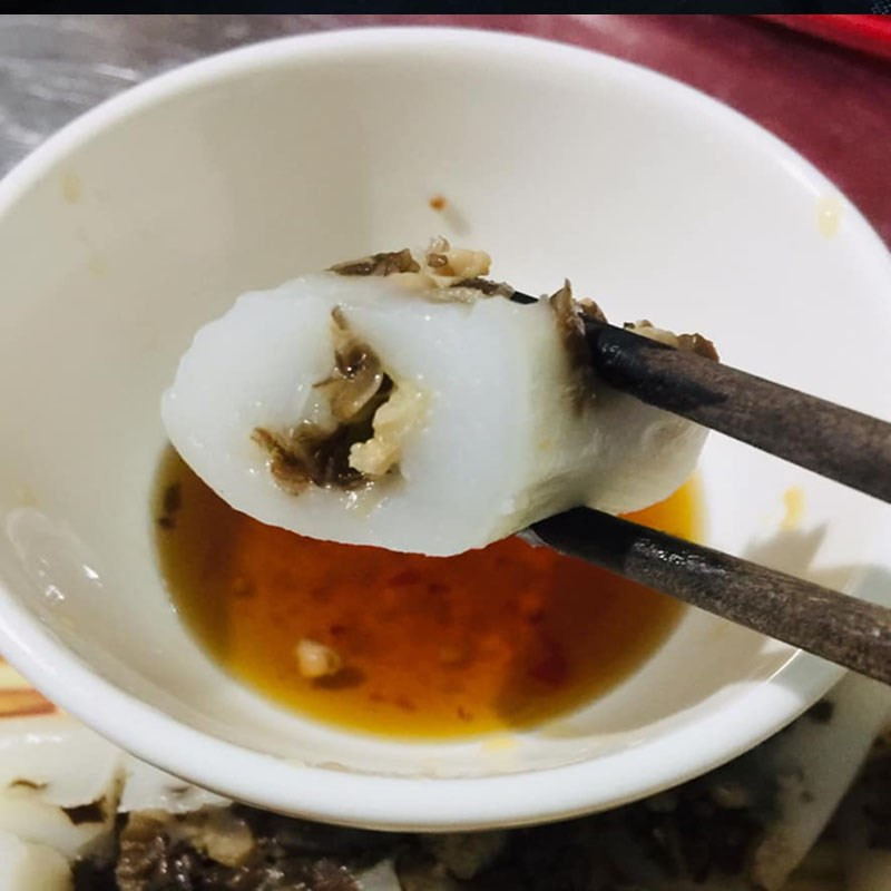 Bánh tẻ cắt lát, ăn kèm nước chấm chua ngọt hoặc tương ớt