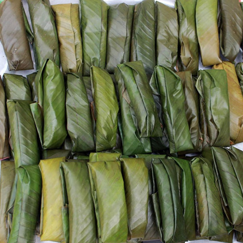 Bánh tẻ đang được hấp chín trong nồi, tỏa hương thơm ngát
