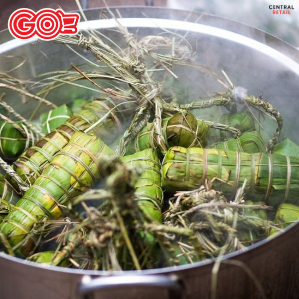 Bánh tét nhân thịt đã luộc chín đang được treo ráo nước để bảo quản