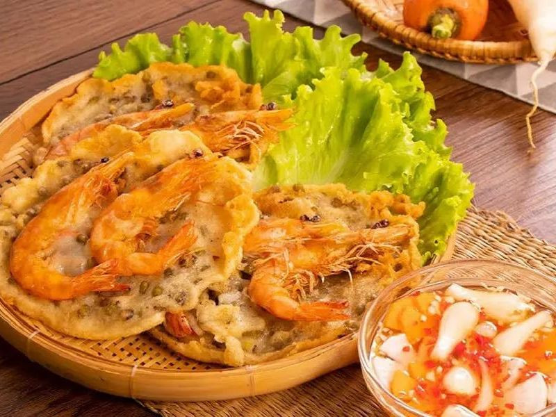 Bánh tôm chiên vàng giòn