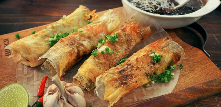 Bánh tráng mắm ruốc làm bằng chảo chống dính giòn rụm