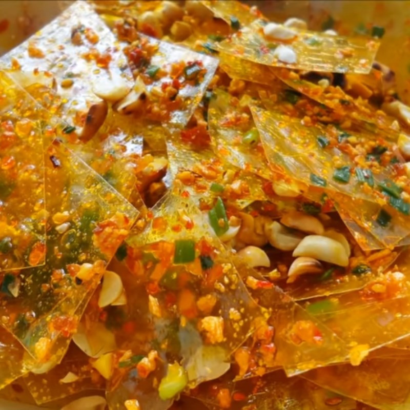 Bánh tráng trộn mỡ hành sa tế tỏi sau khi hoàn thành