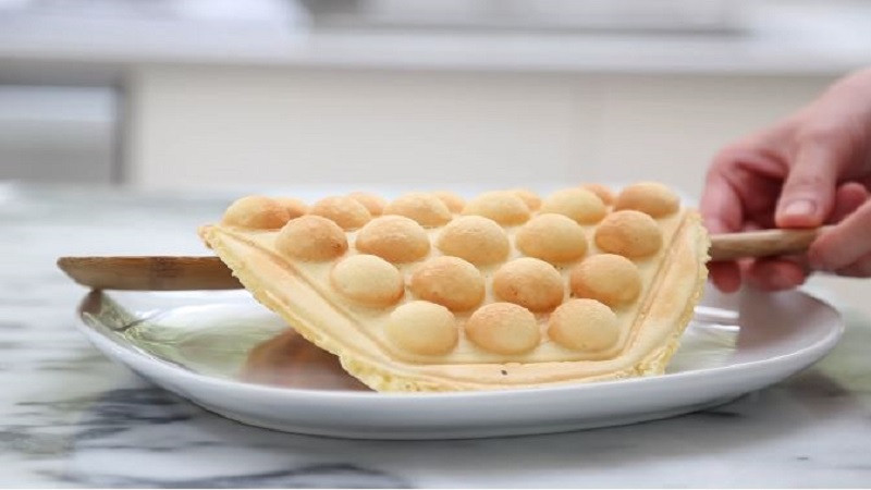 Bánh trứng gà non chín vàng, xốp mềm vừa được lấy ra khỏi khuôn