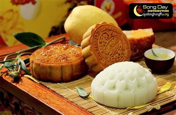 Bánh trung thu cổ truyền với hoa văn tinh xảo, tượng trưng cho văn hóa Á Đông
