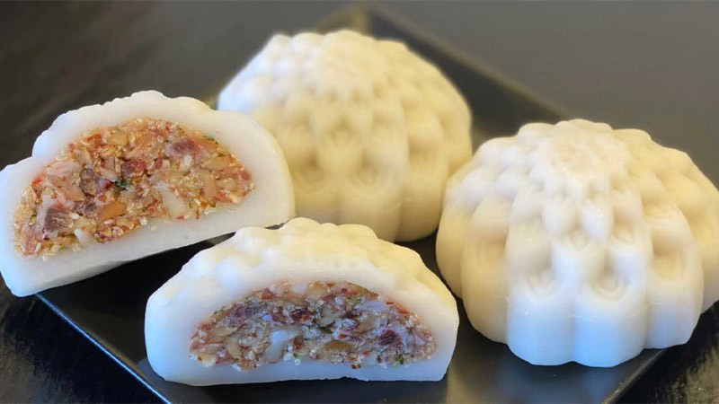 Bánh trung thu dẻo trắng ngà, nhân hạt sen