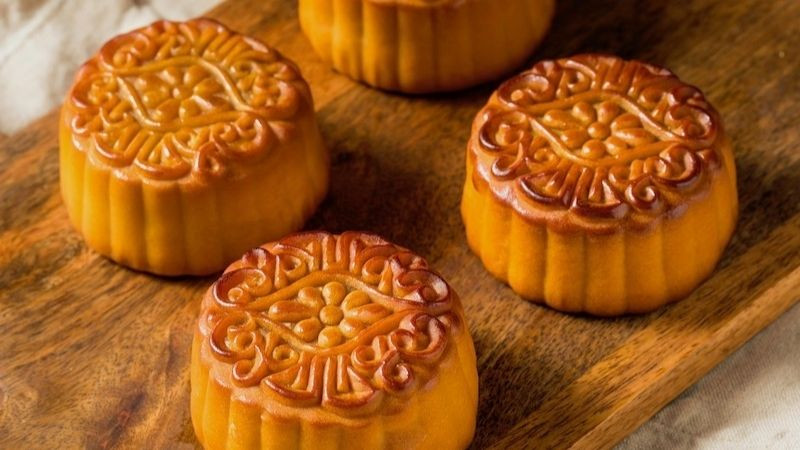 Bánh trung thu nhân đậu xanh ba lớp nướng vàng ươm bằng nồi chiên không dầu